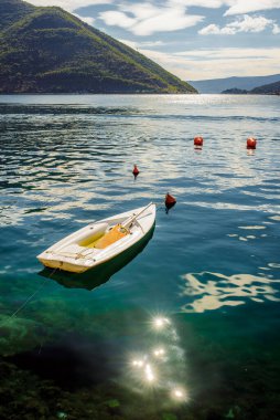 Deniz dağları teknesi Dobrota Karadağ yaz gezisi bahar doğa gezisi kenti