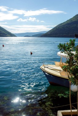 Deniz dağları, Dobrota Montenegro teknesi. Yaz tatili, doğa gezisi.