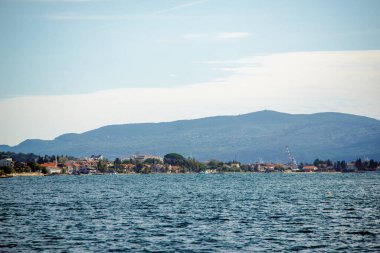 Deniz suyu Dobrota Karadağ gezisi yaz tatili doğa yolculuğu güneş ışığı 