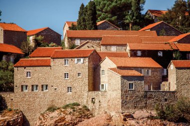 Sveti Stefan Karadağ Adası tatil gezisi ilkbahar doğa köyü tepeleri 