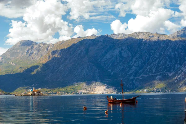 Tengeri Hegyek Hajó Dobrota Montenegró Utazás Nyár Tavasz Természet Utazás — Stock Fotó