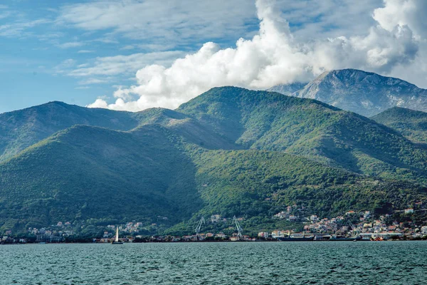 Tengeri Épületek Hegyek Dobrota Montenegró Utazás Nyár Tavasz Természet Utazás — Stock Fotó