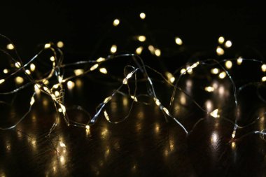 Parlak bokeh ile sarı Noel ışıkları