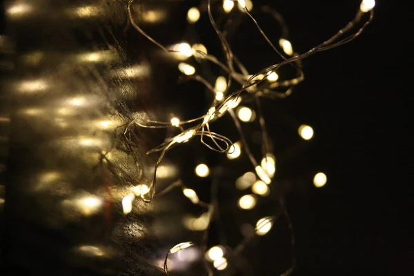 Die Gelbe Weihnachtsbeleuchtung Mit Leuchtendem Bokeh lizenzfreie Stockbilder