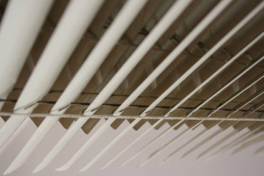 Parlak arka plandaki metal beyaz külüstürler.