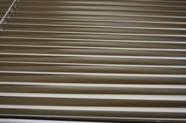 Parlak arka plandaki metal beyaz külüstürler.