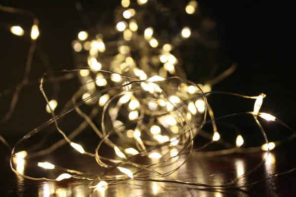 Las Luces Amarillas Navidad Oscuridad Imagen de archivo