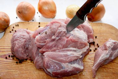 Tahtada soğanlı domuz eti.