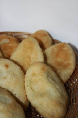 Beyaz arka planda fırında patates turtası.