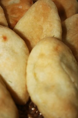 Beyaz arka planda fırında patates turtası.