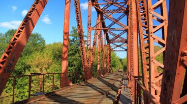 Köprü, kırmızı köprü, köprüde adam, demiryolu köprüsü, nehir üzerindeki köprü, güneş köprüsü, eski köprü, eski köprü, eski köprü