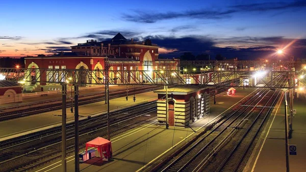Wieczorem Pociągi Światła Szyny Dworzec Kolej Wagony Kolejowe Letni Wieczór — Zdjęcie stockowe
