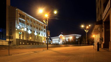 Kursk, gece sokağı, ışıklar, merkez meydan, gece şehri, aydınlık binalar, Kızıl Meydan, Sovyetler Evi