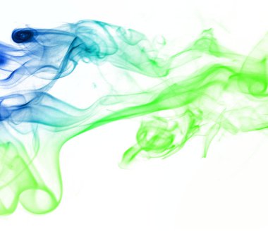 Beyaz bir arka plan üzerinde renkli duman.