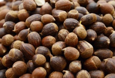 Kahverengi tatlı kestaneler yığını