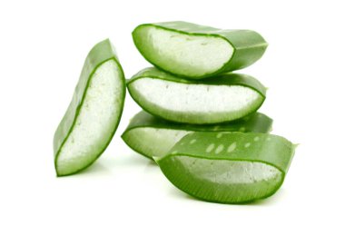 Güzellik ve sağlıklı ürün kavramı üzerine dilimlenmiş beyaz arka plan ile aloe vera bırakır 