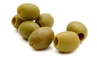 Beyaz arka planda yeşil zeytinler.