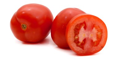 Taze kiraz domates ve dilimlenmiş domates üzerinde beyaz backgrou izole