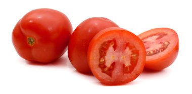 Taze kiraz domates ve dilimlenmiş domates üzerinde beyaz backgrou izole