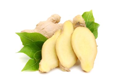 Beyaz arka plan üzerinde izole kahverengi tıbbi zencefil kökü