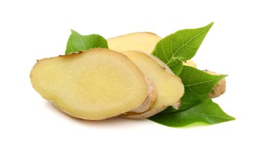 beyaz zemin üzerine dilimlenmiş zencefil kökü