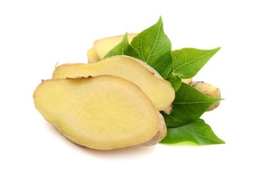 beyaz zemin üzerine dilimlenmiş zencefil kökü