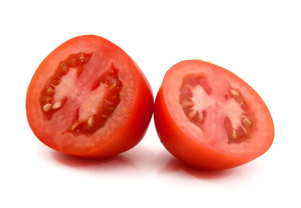 Frische Kirschtomaten Und Geschnittene Tomaten Isoliert Auf Weißem Hintergrund — Stockfoto