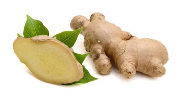 Beyaz arka planda izole edilmiş dilimleri olan taze zencefil. 