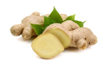 beyaz zemin üzerine dilimler kesip zencefil 