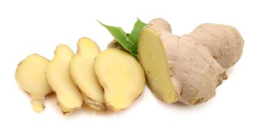 ahşap zemin üzerine dilimlenmiş zencefil kökü