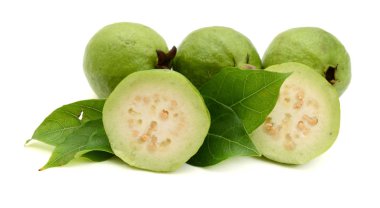 Guava beyaz arkaplanda izole edildi.