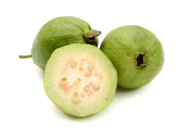 Guava beyaz arkaplanda izole edildi.