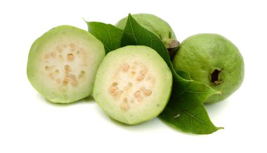 Guava meyvesi beyaz arkaplanda izole