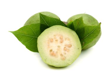 Guava meyvesi beyaz arkaplanda izole