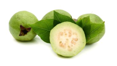 Guava meyvesi beyaz arkaplanda izole
