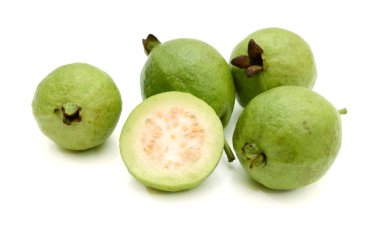 Guava meyvesi beyaz arkaplanda izole