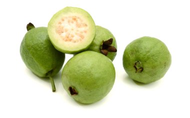 Guava meyvesi beyaz arkaplanda izole