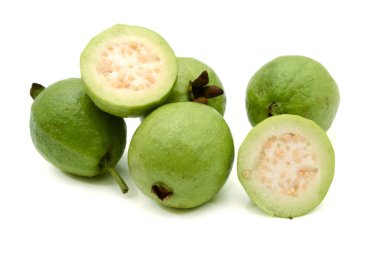 Guava meyvesi beyaz arkaplanda izole