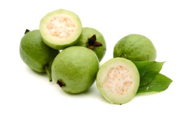 Guava meyvesi beyaz arkaplanda izole