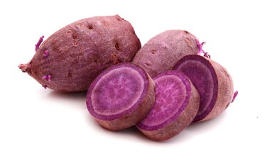 Beyaz arka plan üzerinde yam patates yakın çekim 