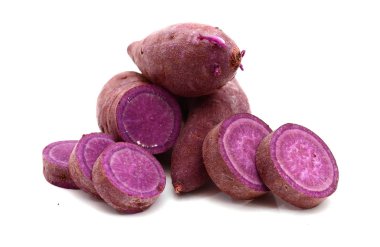 Beyaz arka plan üzerinde yam patates yakın çekim 