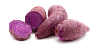 beyaz arka planda soyulmuş ve pişmemiş mor patates