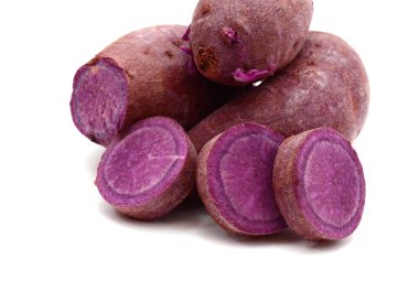 beyaz arka planda soyulmuş ve pişmemiş mor patates