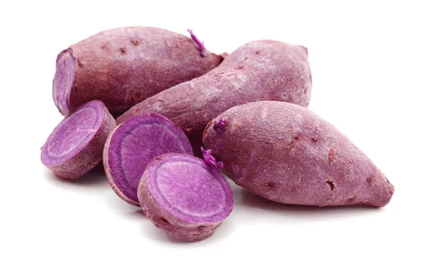 Obrane Niegotowane Purpurowe Ziemniaki Białym Tle — Zdjęcie stockowe