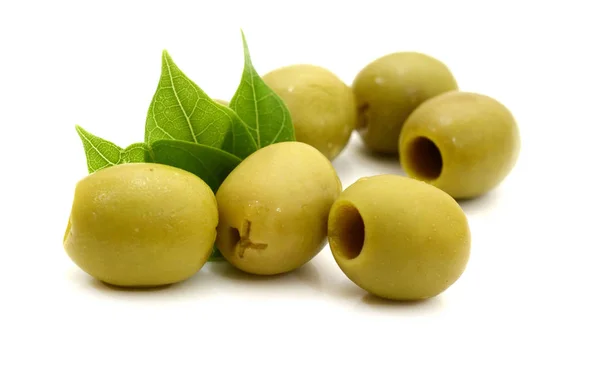 Tři Zelené Olivy Izolovaných Bílém Pozadí — Stock fotografie
