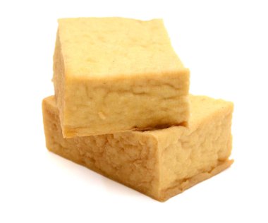 tofu beyaz tabak beyaz arka plan üzerinde izole içinde