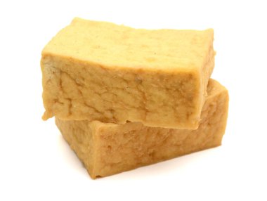 tofu beyaz tabak beyaz arka plan üzerinde izole içinde