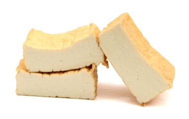 Tofu blok ve beyaz arka plan üzerinde izole kesme küpleri. 