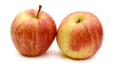 Beyaz arkaplanda izole edilmiş iki kırmızı elma 