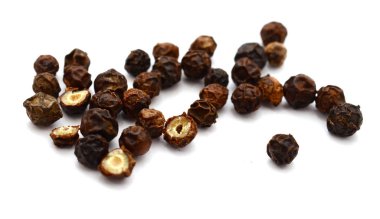 Beyaz arkaplanda karabiberler izole